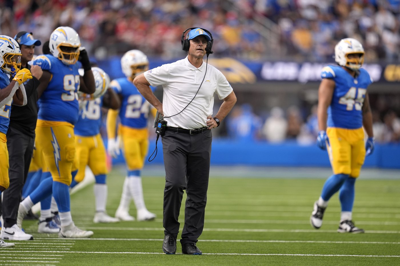 Two of the league's top defenses meet up in Denver as Broncos, Chargers work out issues on offense | iNFOnews.ca