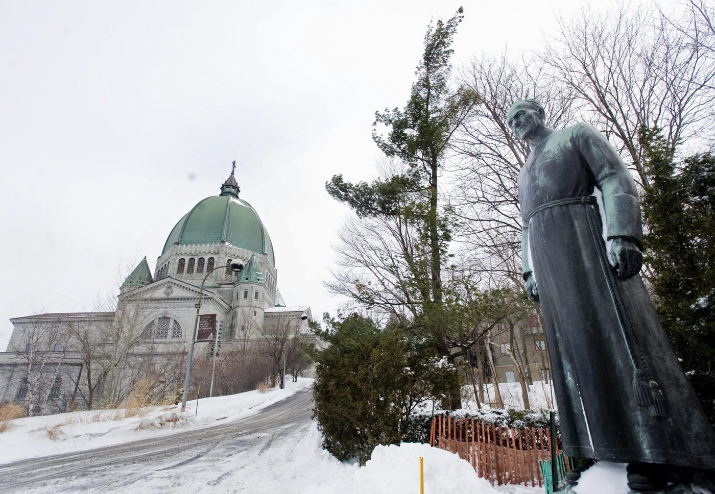 Clandestine climbers flock to Montreal's St. Joseph's Oratory, damaging historic site | iNFOnews.ca