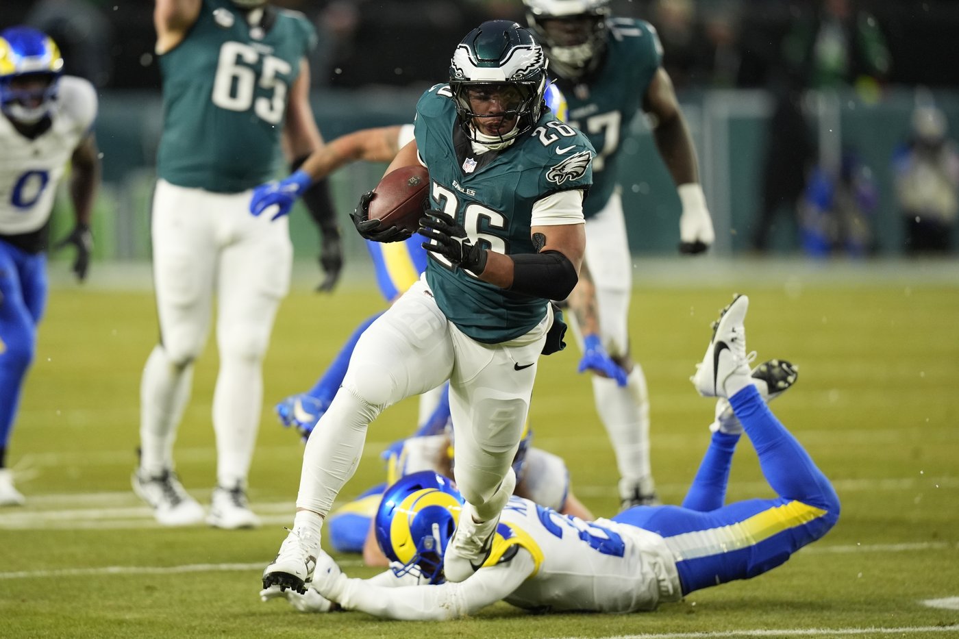 Barkley runs for 78- and 62-yard TDs in the snow and Eagles top Rams 28-22 to head to NFC title game | iNFOnews.ca Barkley runs for 78- and 62-yard TDs in the snow and Eagles top Rams 28-22 to head to NFC title game | iNFOnews.ca