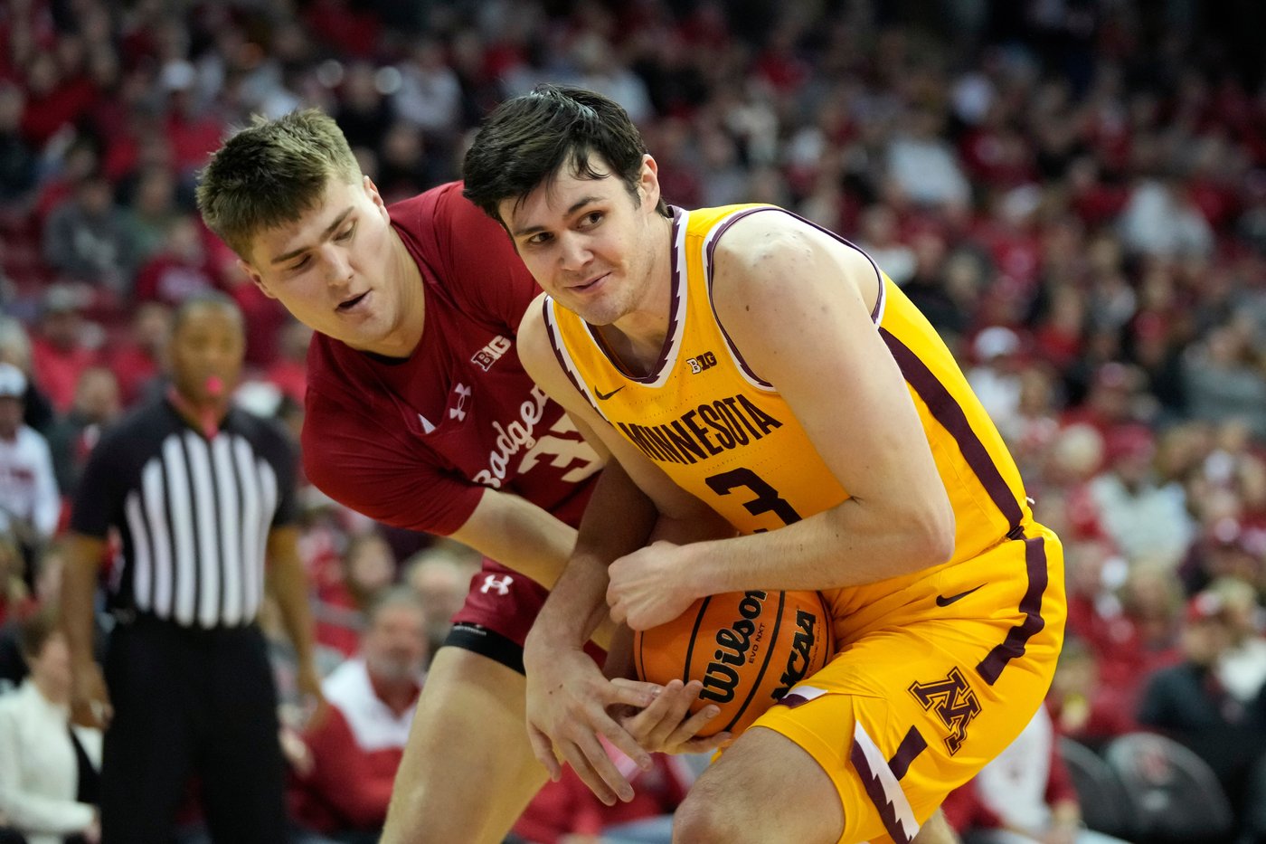 Blackwell scores 23, including Wisconsin's final 7 points, and Badgers rally past Minnesota 67-63 | iNFOnews.ca