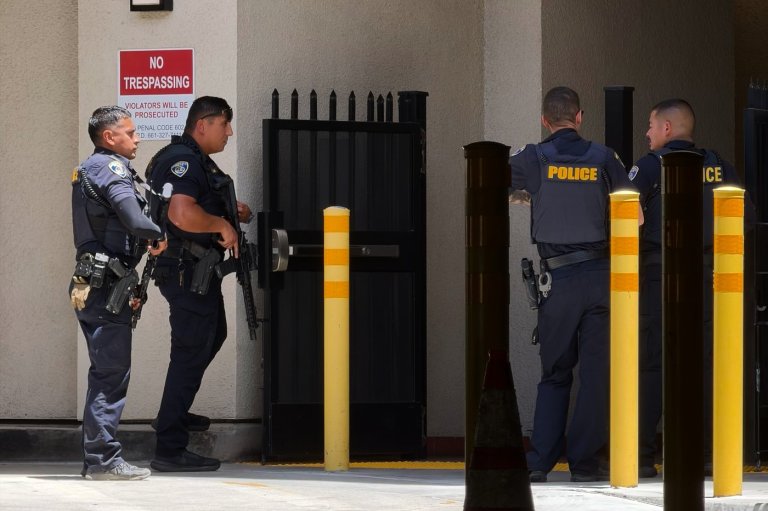 Police say man barricaded himself inside bank with others in California city of Bakersfield | iNFOnews.ca