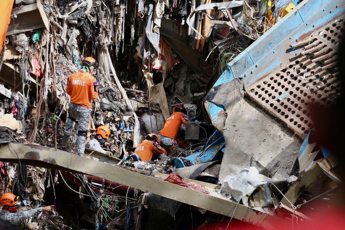 Filipino rescuers detect 'signs of life' in garbage avalanche that killed 4 and left dozens missing | iNFOnews.ca
