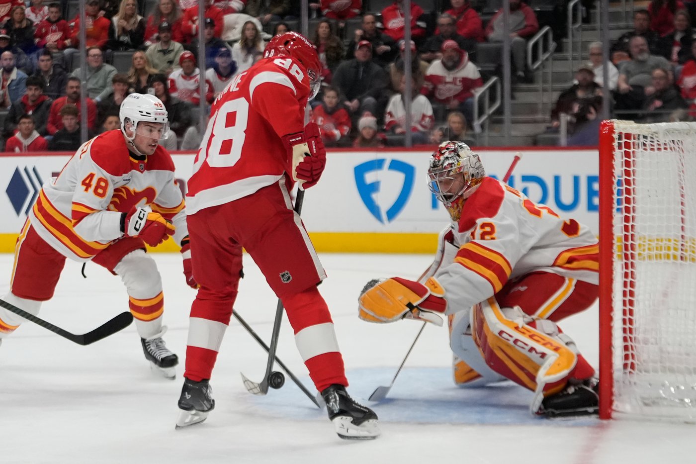 Kane scores twice to lead Red Wings over Flames 5-2 a in milestone night | iNFOnews.ca