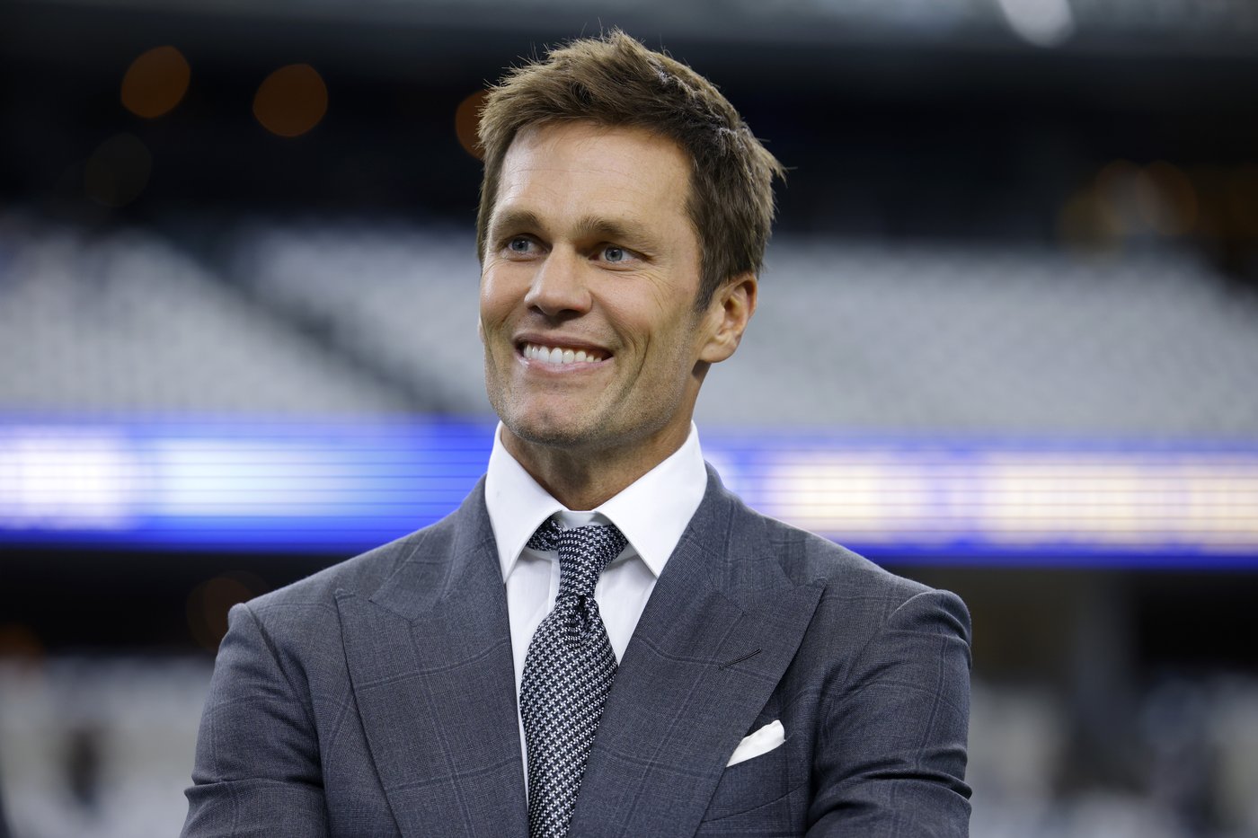 Raiders' new minority owner Tom Brady greeted by Mark Davis, employees at team facility | iNFOnews.ca