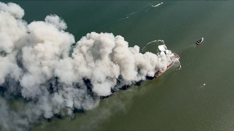 Massive fire breaks out on scrap metal barge on Delaware Bay | iNFOnews.ca