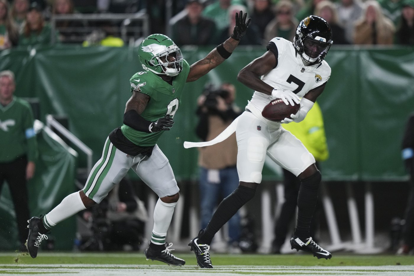 Saquon Barkley shines with backward leap, 2 touchdowns in Eagles' 28-23 win over Jaguars | iNFOnews.ca