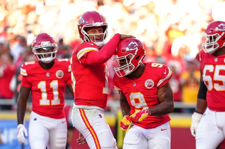 Chiefs move to 5-0 as Kenneth Walker runs for two TDs in a 22-6 win over Chargers | iNFOnews.ca