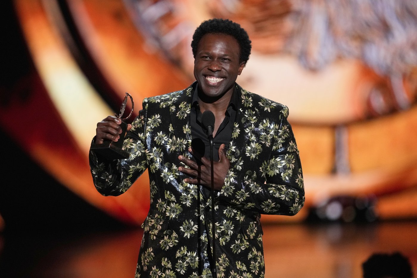 Tony winners thank voice teachers and babysitters as Broadway crowns 'Schmigadoon!' | iNFOnews.ca