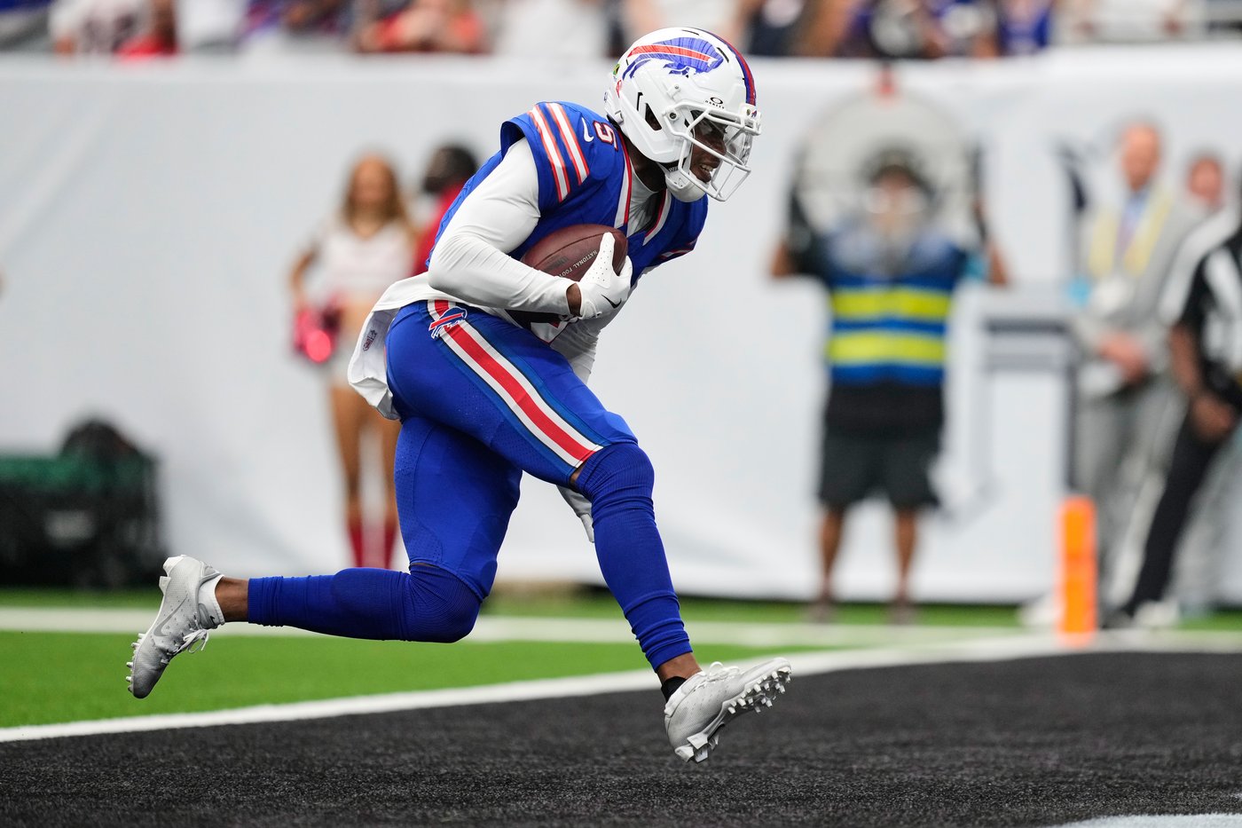 Josh Allen connects with Joshua Palmer for a late TD and Bills beat Texans 36-31 in wild opener | iNFOnews.ca