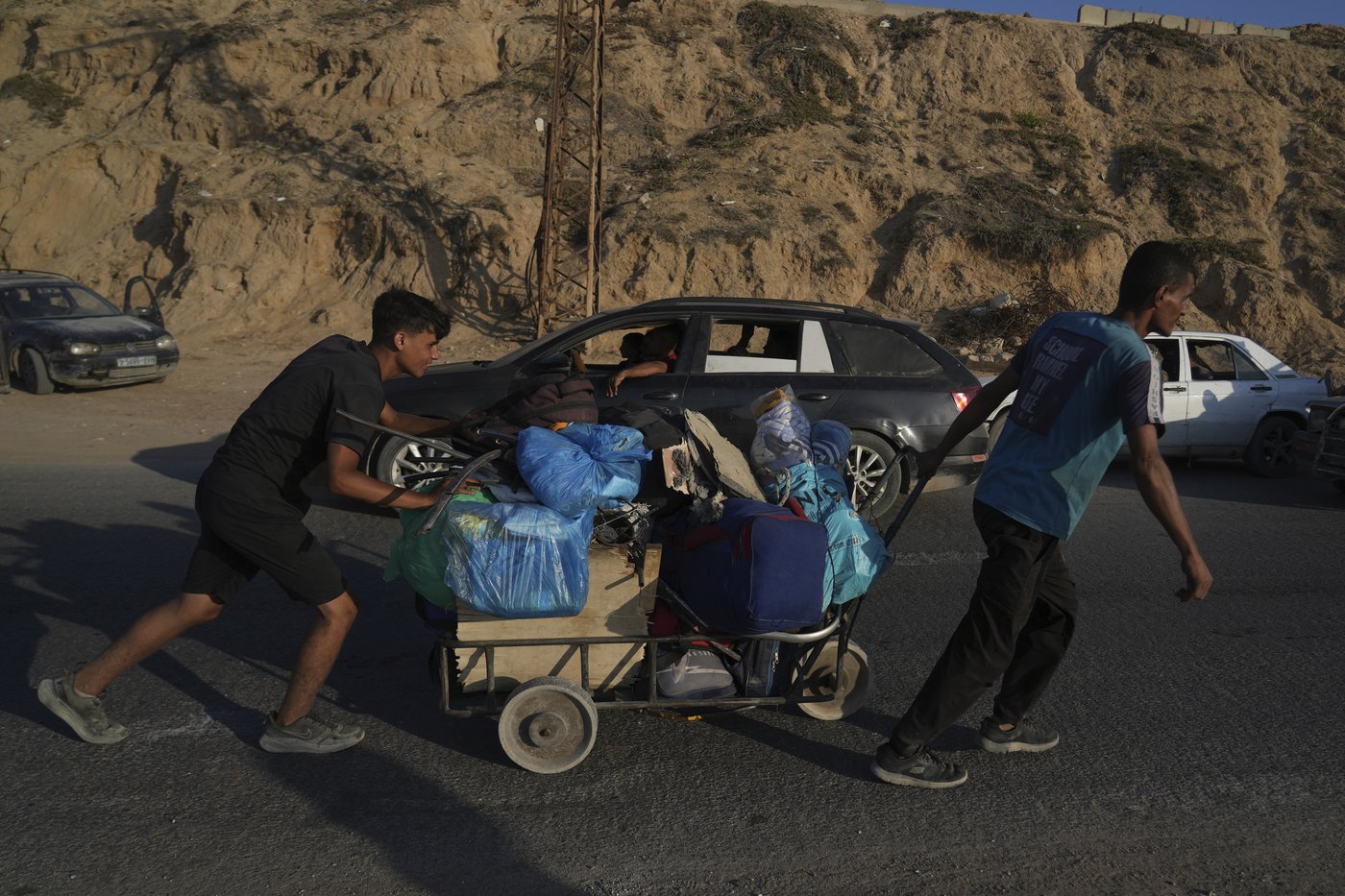 Photos show displaced Palestinians fleeing the northern Gaza Strip | iNFOnews.ca
