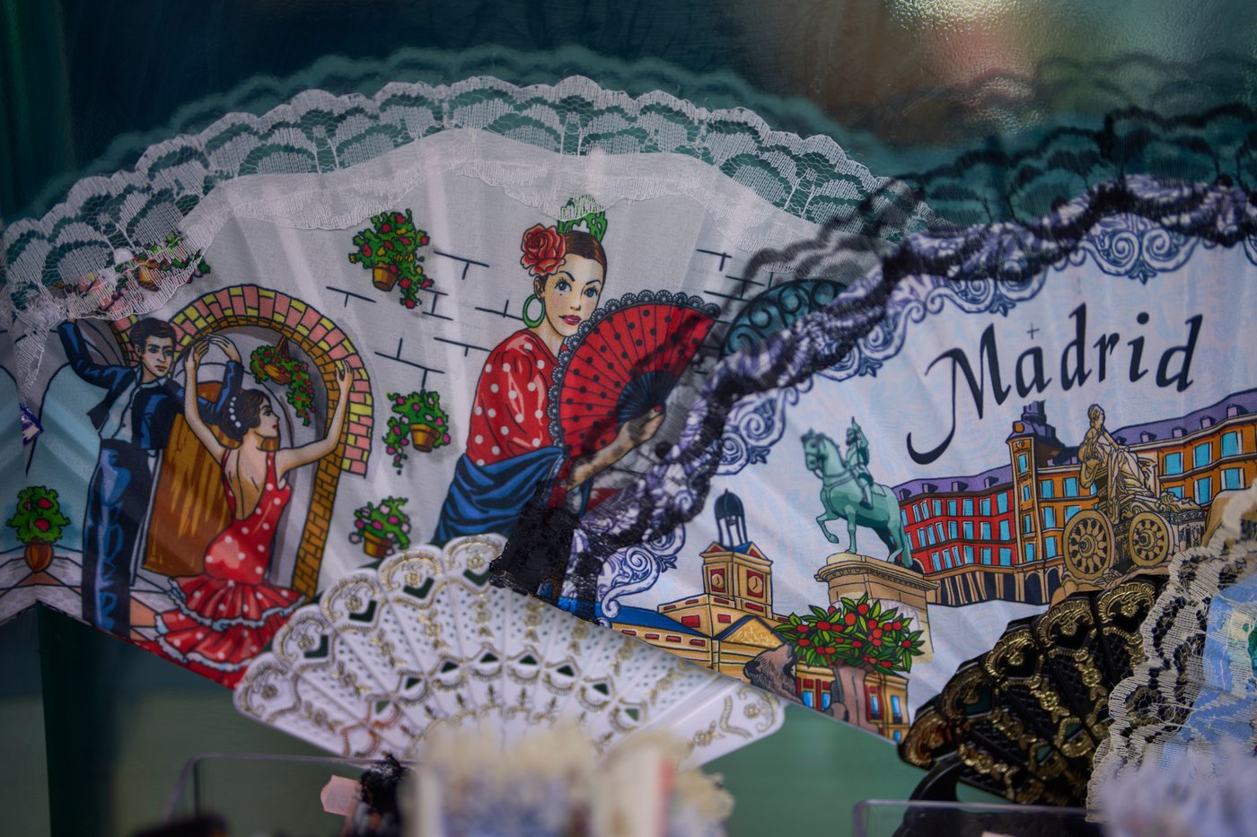 Old-fashioned hand fans make a comeback as Spain swelters, in photos | iNFOnews.ca