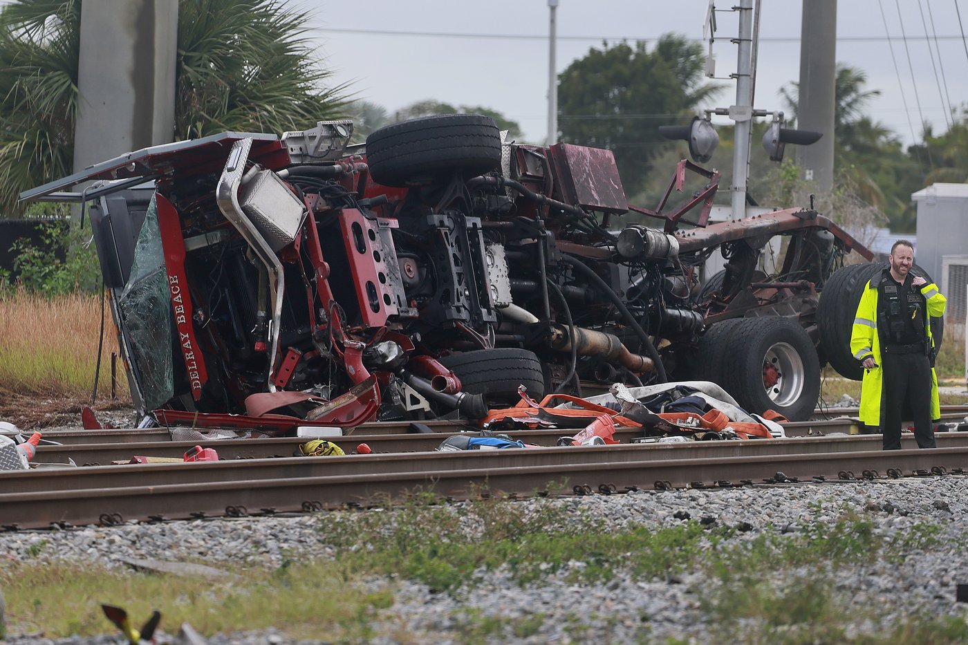15 hurt in Florida when train hits fire truck that drove onto tracks after another train passed | iNFOnews.ca
