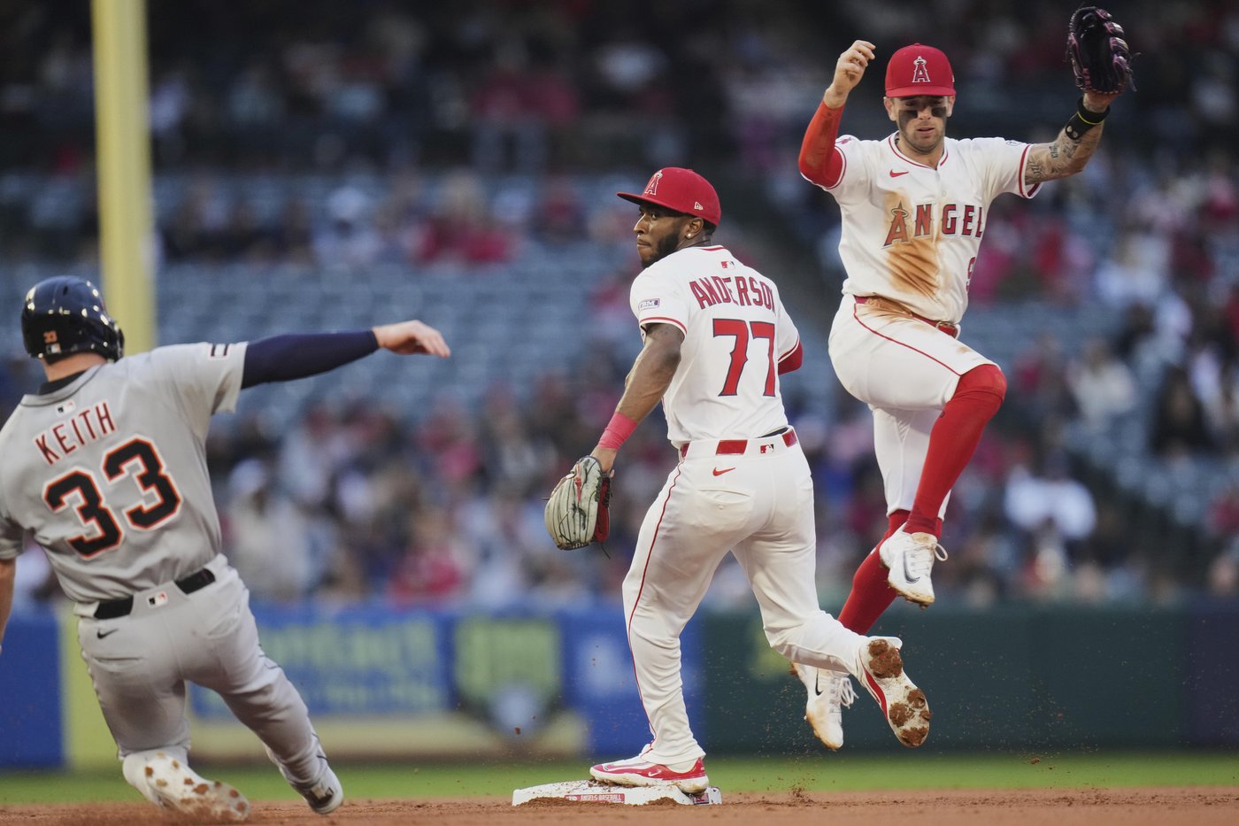 Hendricks pitches Angels past Tigers 5-2 to snap 7-game slide | iNFOnews.ca