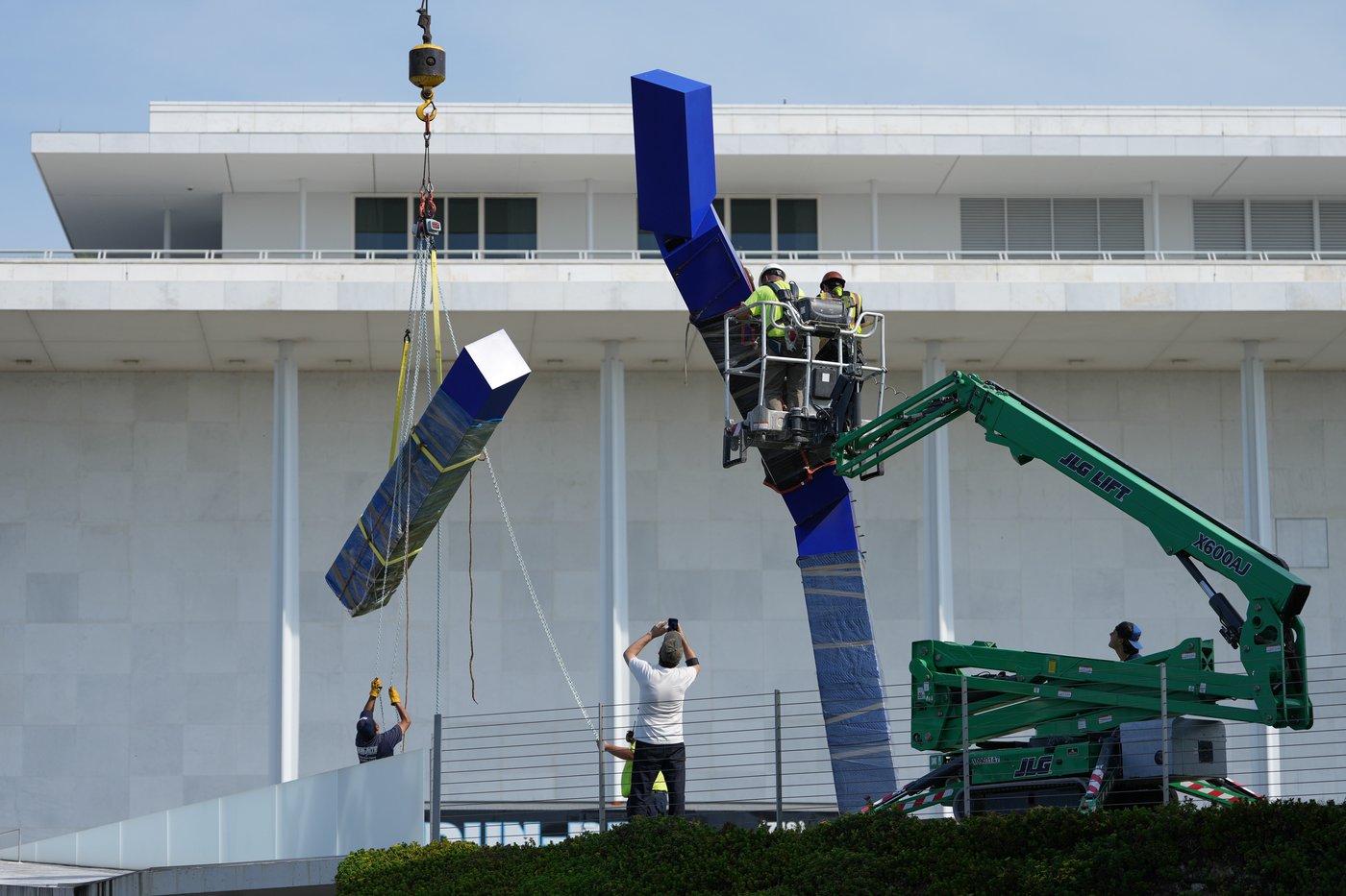 Kennedy Center disassembles 'Blue' sculpture from its grounds | iNFOnews.ca Kennedy Center disassembles 'Blue' sculpture from its grounds | iNFOnews.ca