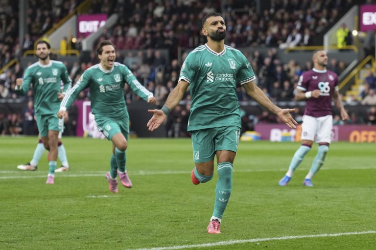 Mohamed Salah scores late penalty to preserve Liverpool's 100% start | iNFOnews.ca