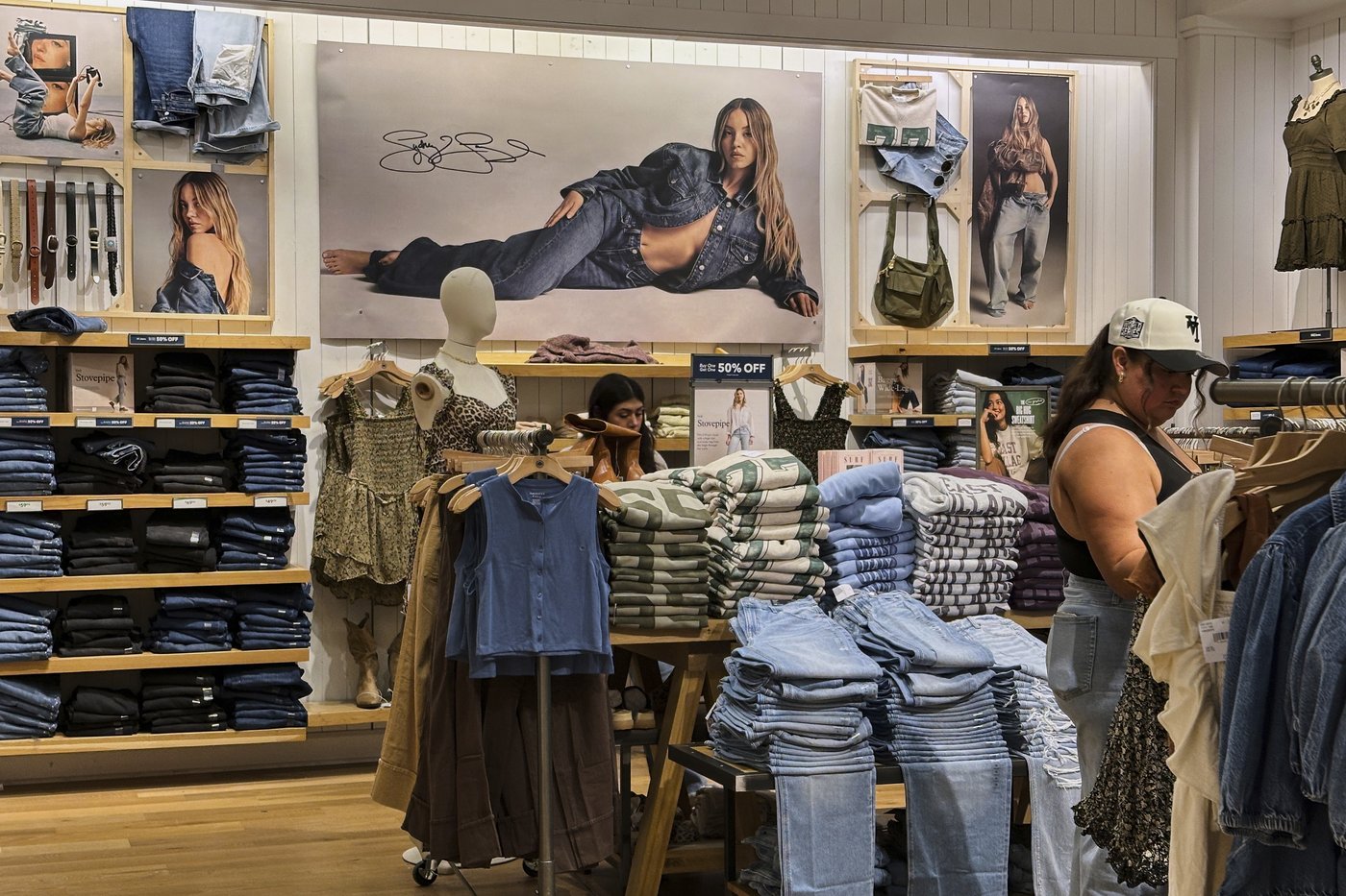 American Eagle counts new customers after Sydney Sweeney ad frenzy and shares soar | iNFOnews.ca American Eagle counts new customers after Sydney Sweeney ad frenzy and shares soar | iNFOnews.ca