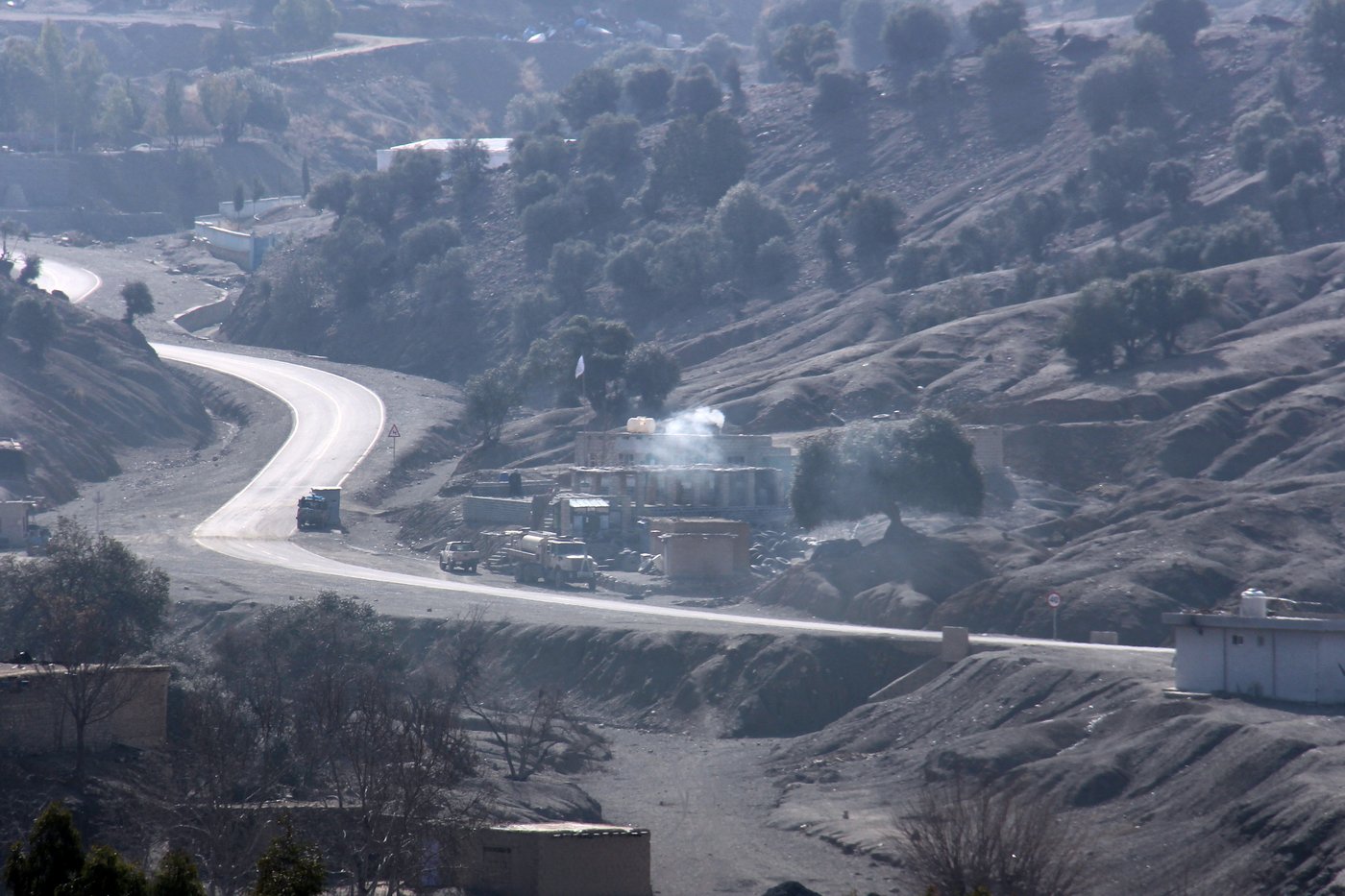 Afghanistan's soldiers guard the border with Pakistan as both countries trade attacks, in photos | iNFOnews.ca