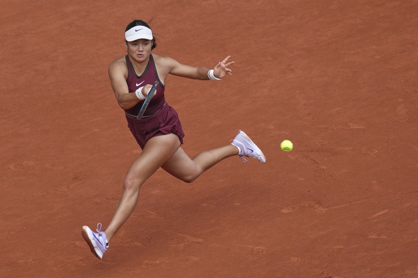 French Open 2025: Iga Swiatek beats Emma Raducanu to extend her bid for a 4th straight title | iNFOnews.ca French Open 2025: Iga Swiatek beats Emma Raducanu to extend her bid for a 4th straight title | iNFOnews.ca