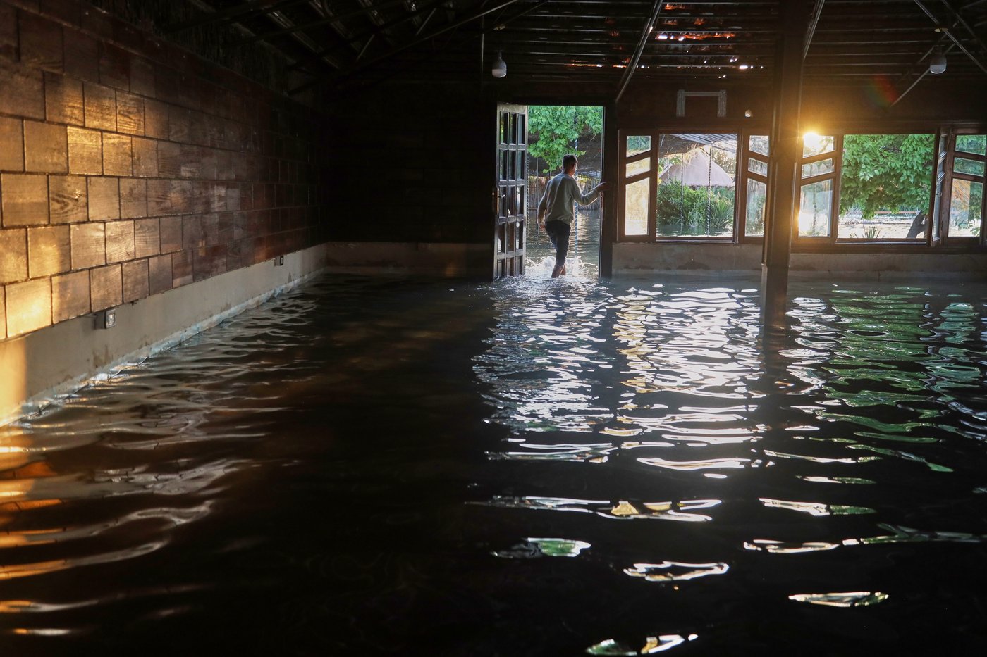 Photos of rare Euphrates River flooding forcing Syrians inland | iNFOnews.ca