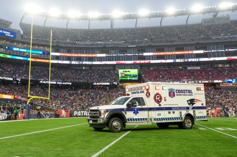 Eagles' Ja’Quinden Jackson has movement after being taken off in ambulance following injury | iNFOnews.ca