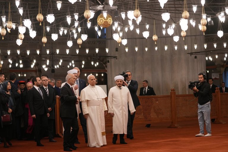 Pope visits Istanbul's Blue Mosque at start of day of meetings with Turkey's religious leaders | iNFOnews.ca