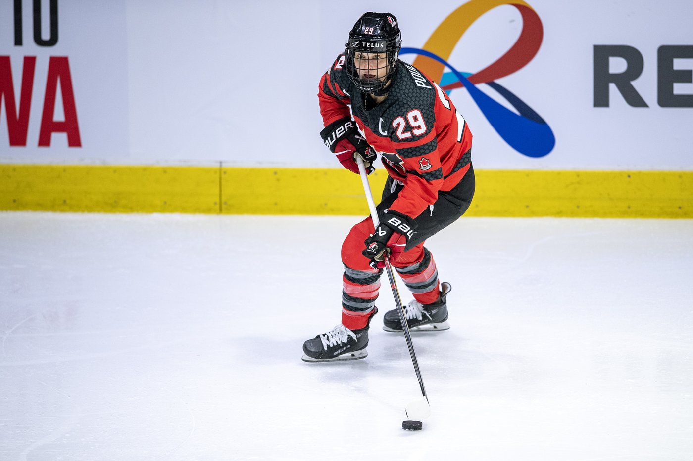 Poulin passes Wickenheiser's Canadian points record in women's world hockey | iNFOnews.ca Poulin passes Wickenheiser's Canadian points record in women's world hockey | iNFOnews.ca