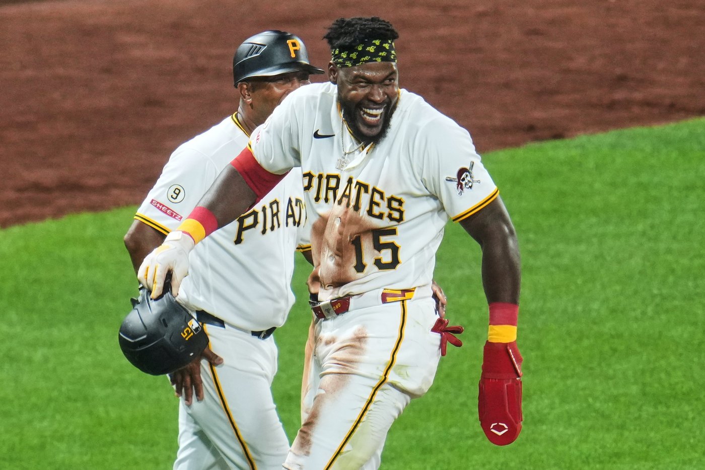 Rafael Devers hits 32nd homer, extends hit streak to 10 games as Giants beat Pirates 5-4 in 10 | iNFOnews.ca
