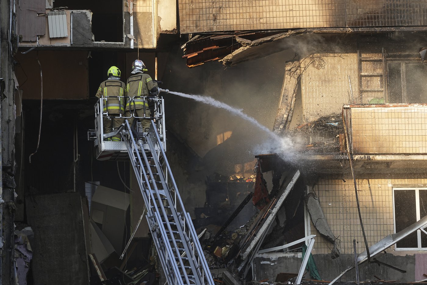 Ukraine government building damaged in Kyiv in the largest Russian attack since the war began | iNFOnews.ca Ukraine government building damaged in Kyiv in the largest Russian attack since the war began | iNFOnews.ca