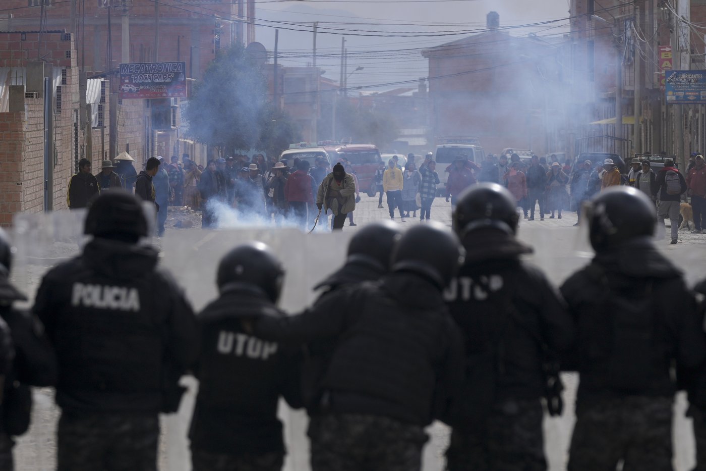 Rival protesters clash in Bolivia as ex-President Evo Morales leads a march to the capital | iNFOnews.ca Rival protesters clash in Bolivia as ex-President Evo Morales leads a march to the capital | iNFOnews.ca