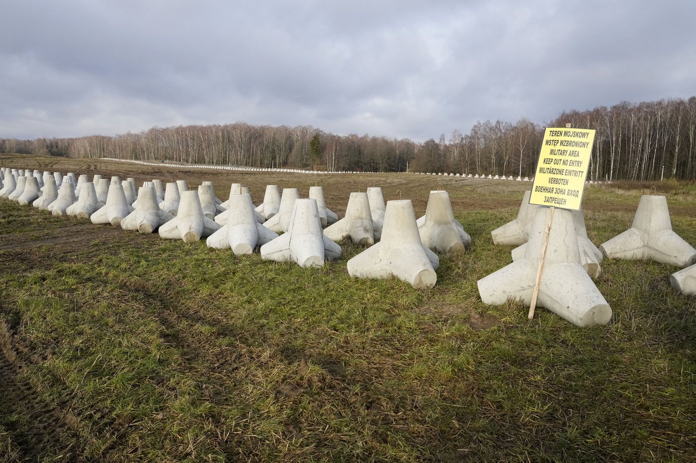 Poland's prime minister visits defensive fortifications on border with Russia | iNFOnews.ca
