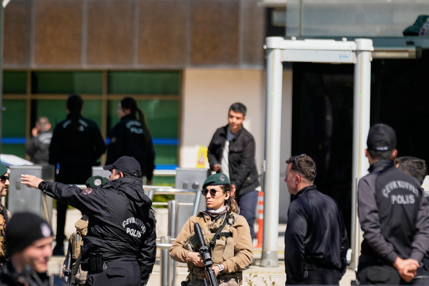 Gunmen attack police near building housing Israeli Consulate in Istanbul | iNFOnews.ca