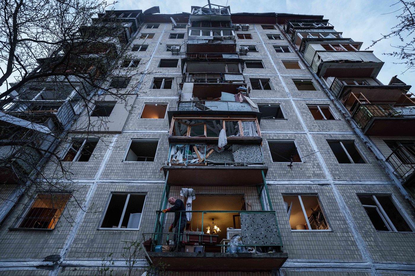 Photos show damage after Russian strike in Kyiv, Ukraine, as residents take shelter | iNwheels