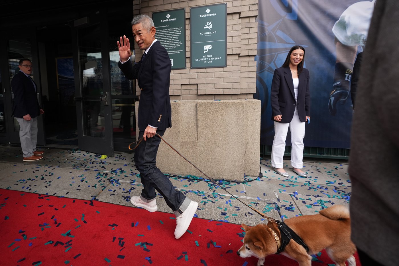 Ichiro Suzuki's statue unveiling has a mishap as bat snaps during ceremony | iNFOnews.ca