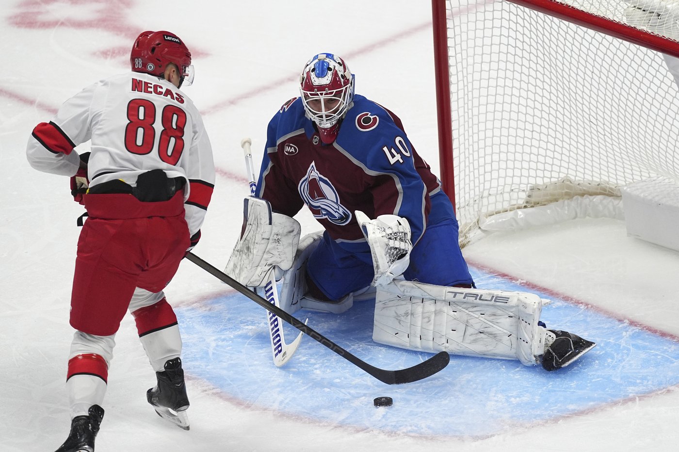 Avalanche score 5 goals in second period and end Hurricanes' 8-game win streak, 6-4 | iNFOnews.ca
