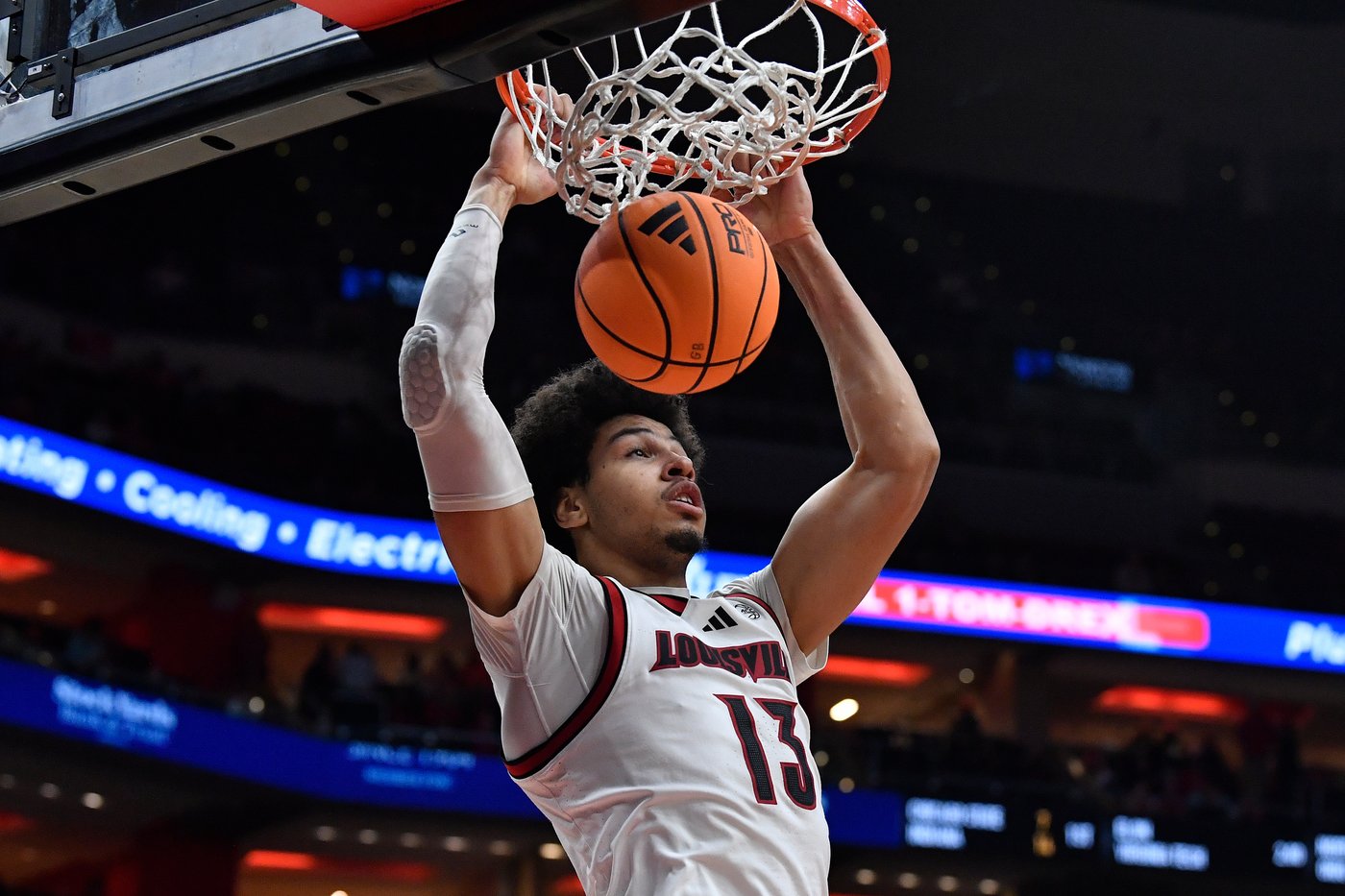 No. 11 Louisville rebounds from loss with 94-54 romp over Montana | iNFOnews.ca No. 11 Louisville rebounds from loss with 94-54 romp over Montana | iNFOnews.ca