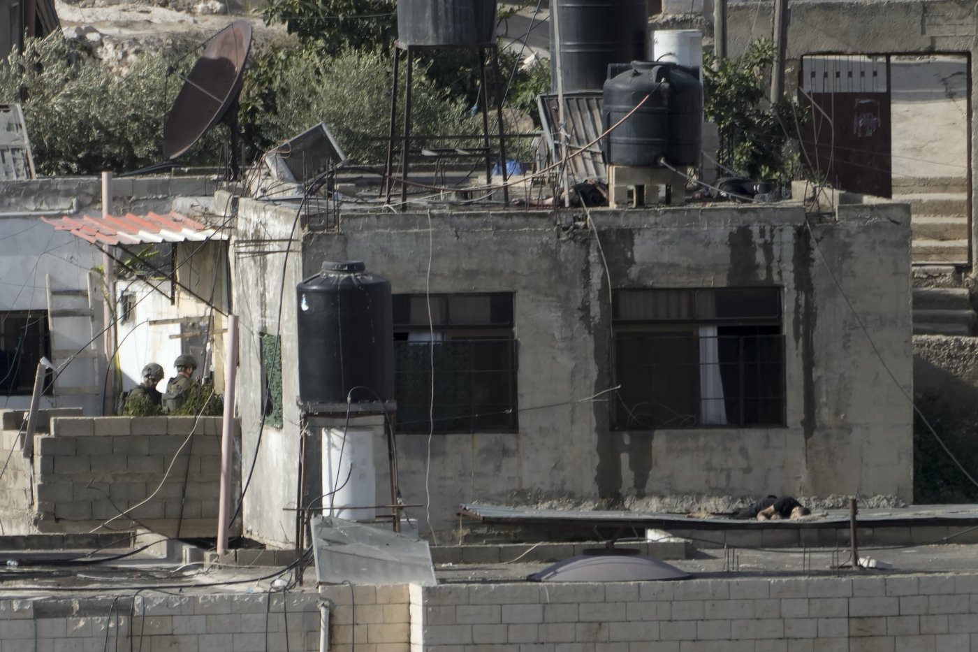 Israeli soldiers pushed three apparently lifeless bodies from roofs during a West Bank raid | iNFOnews.ca Israeli soldiers pushed three apparently lifeless bodies from roofs during a West Bank raid | iNFOnews.ca