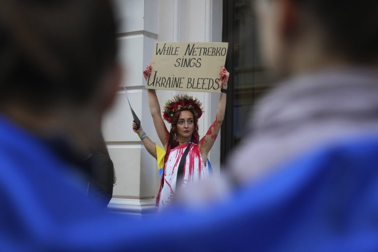 Royal Opera appearance by Russian soprano Anna Netrebko draws pro-Ukraine protest | iNFOnews.ca