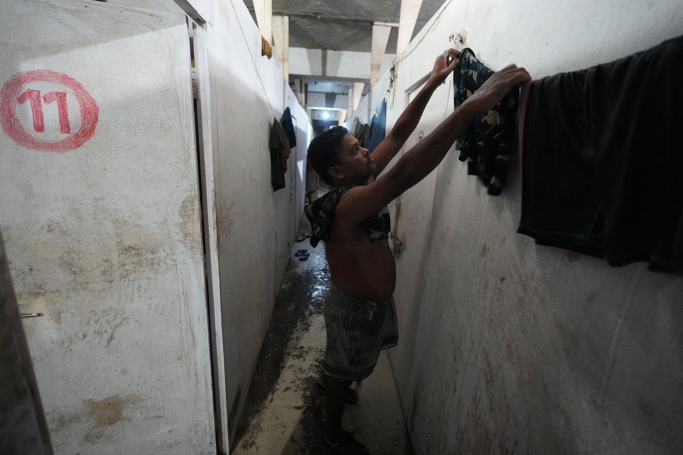 How one Indian textile worker copes with extreme heat in factory work and cramped living quarters | iNFOnews.ca