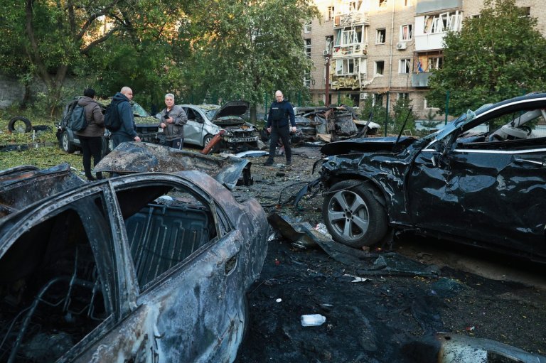Russian strikes kill 2 in Ukraine as Kyiv struggles to counter escalating Russian attacks | iNFOnews.ca