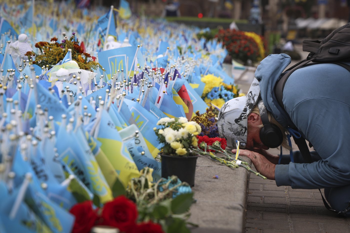 A makeshift memorial grows in Ukraine’s capital after 1,000 days of war | iNFOnews.ca A makeshift memorial grows in Ukraine’s capital after 1,000 days of war | iNFOnews.ca
