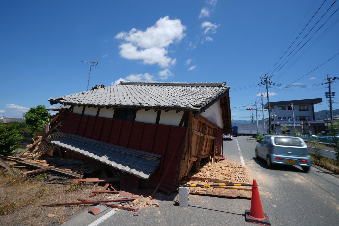 Photos show the aftermath of a damaging earthquake in southwestern Japan | iNhome