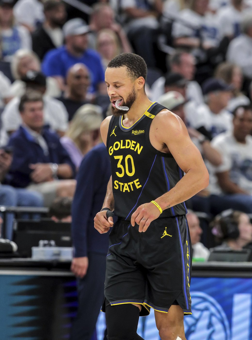 Curry leaves Warriors' win vs. Wolves with hamstring strain, putting rest of series in question | iNFOnews.ca