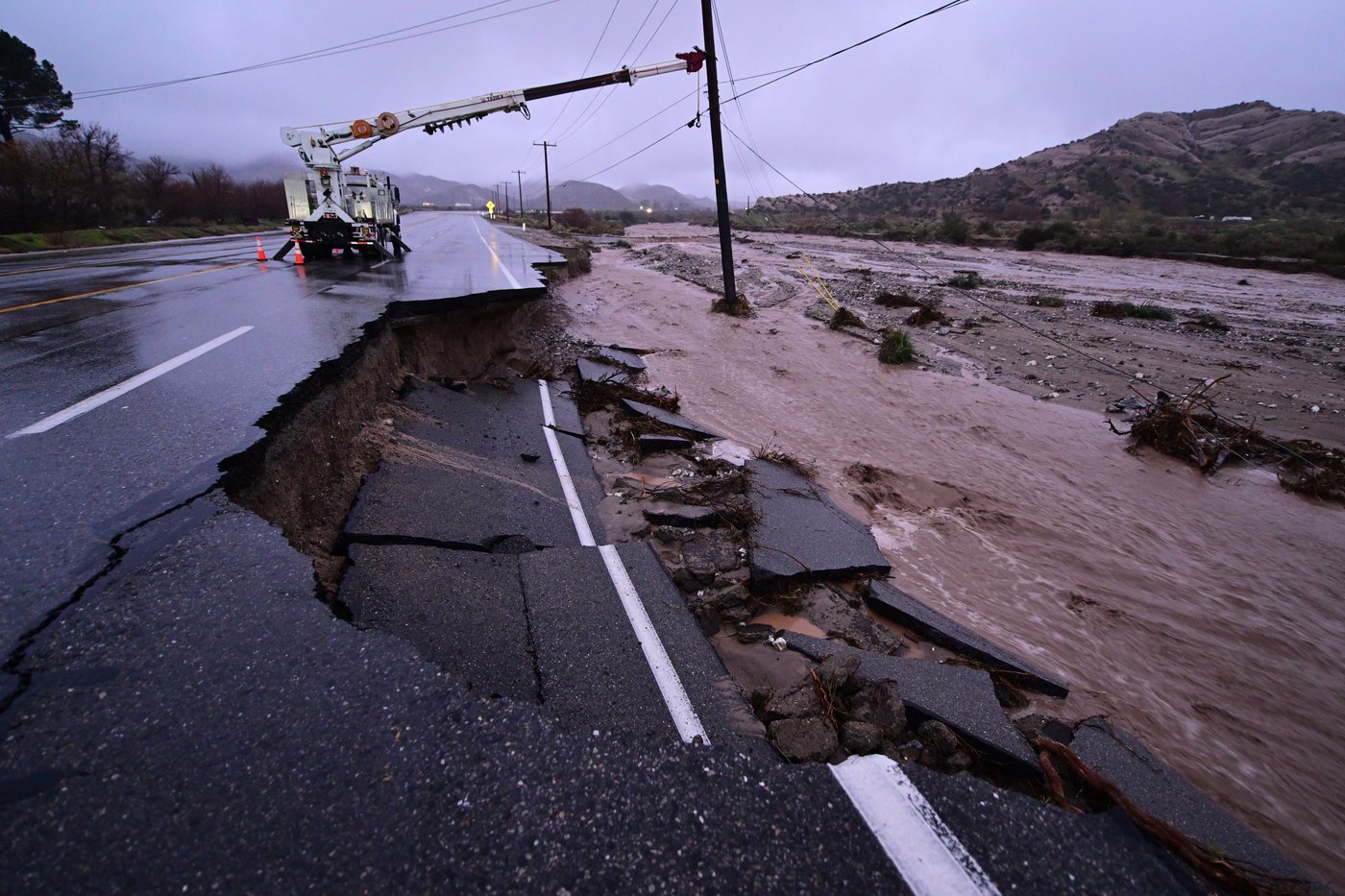 Powerful holiday storm lashes Southern California and brings flash floods, mudslides | iNFOnews.ca Powerful holiday storm lashes Southern California and brings flash floods, mudslides | iNFOnews.ca