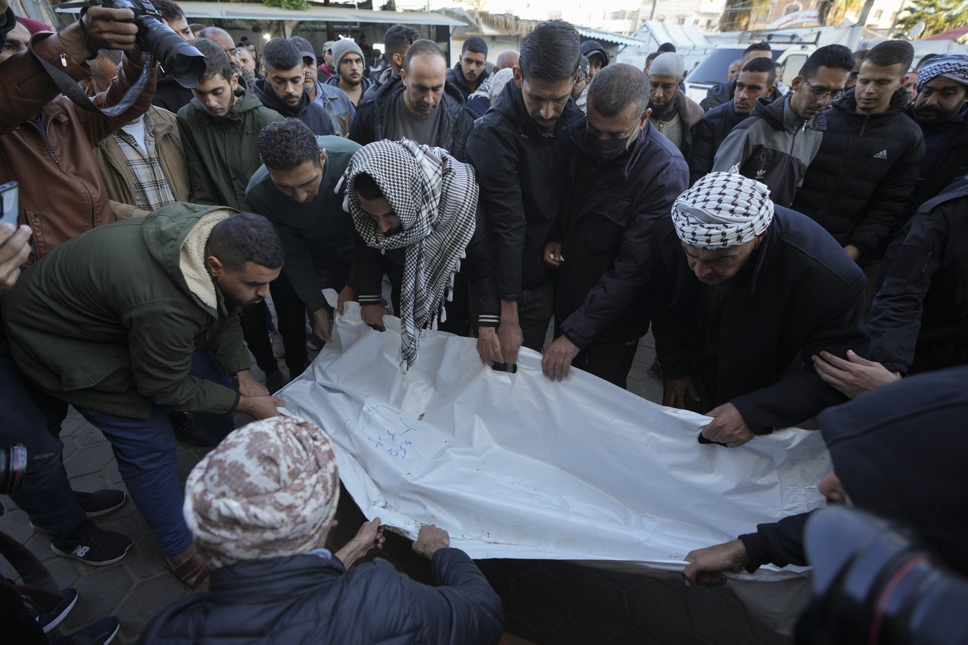 Middle East latest: An Israeli strike on a Gaza tent camp kills at least 21 people | iNFOnews.ca Middle East latest: An Israeli strike on a Gaza tent camp kills at least 21 people | iNFOnews.ca