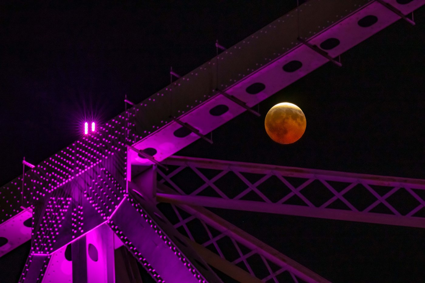 A lunar eclipse lights up skies across the Americas and Europe, in photos | iNFOnews.ca
