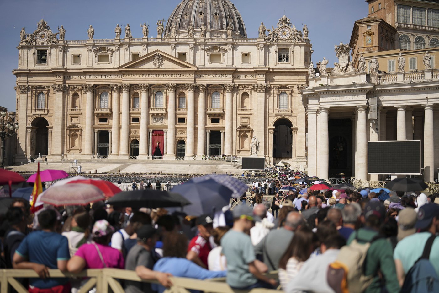 Catholic faithful pay their final respects to Pope Francis as public viewing begins | iNFOnews.ca