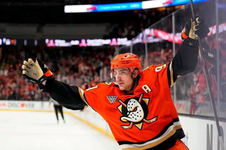Flyers sign Ducks center Carlsson to 5-year, $90 million offer sheet; Anaheim has 7 days to match | iNFOnews.ca