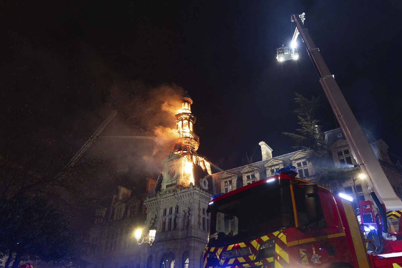 Fire damages a 19th century district town hall in Paris, leaving the bell tower at risk of collapse | iNFOnews.ca Fire damages a 19th century district town hall in Paris, leaving the bell tower at risk of collapse | iNFOnews.ca