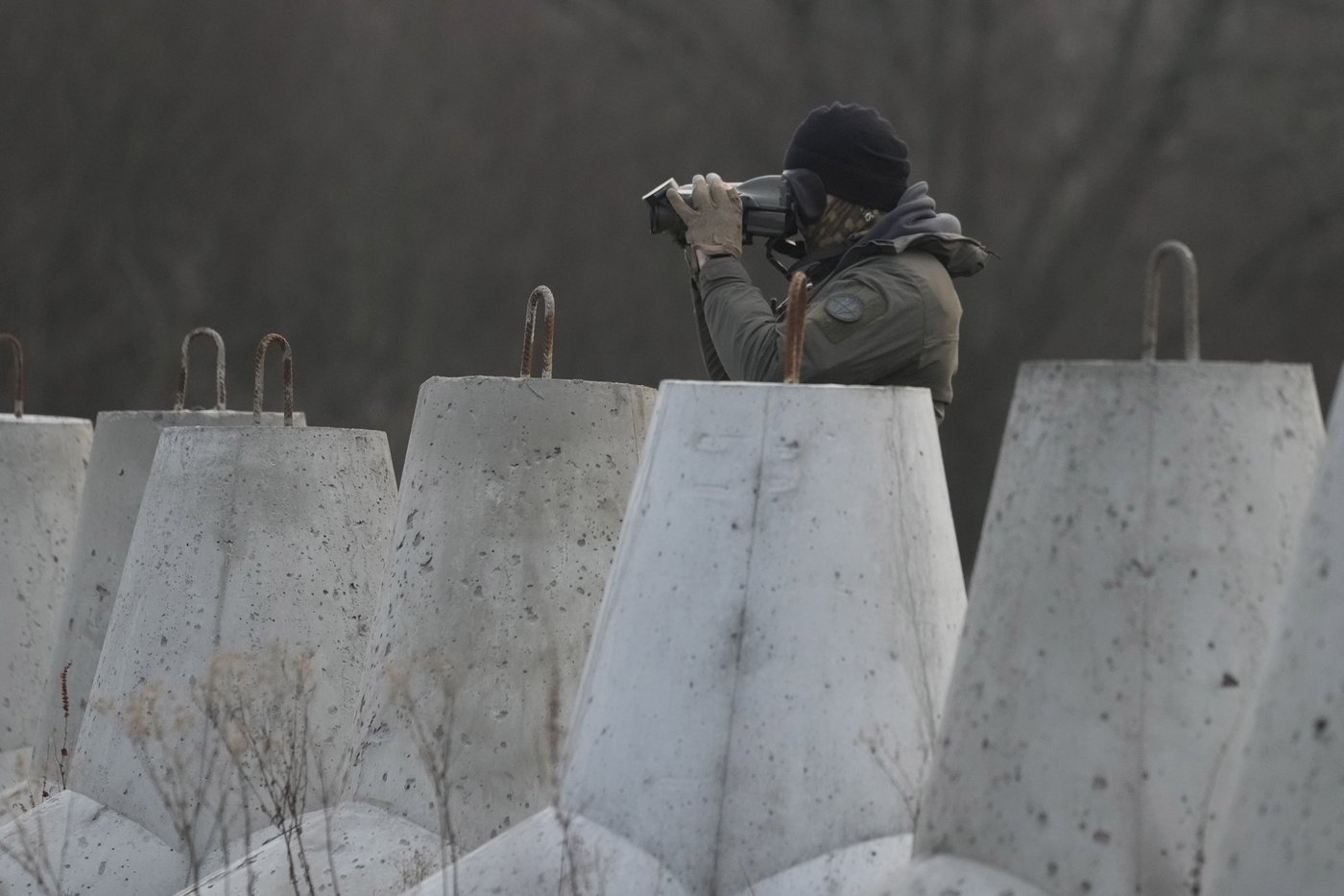 Poland's prime minister visits defensive fortifications on border with Russia | iNFOnews.ca