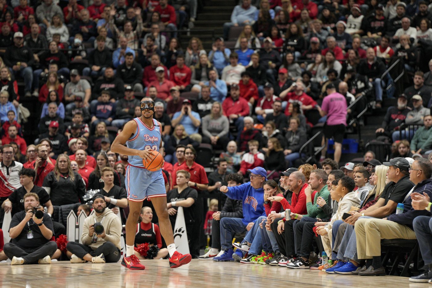 Skillings scores 17 and No. 19 Cincinnati outlasts No. 22 Dayton 66-59 | iNFOnews.ca Skillings scores 17 and No. 19 Cincinnati outlasts No. 22 Dayton 66-59 | iNFOnews.ca